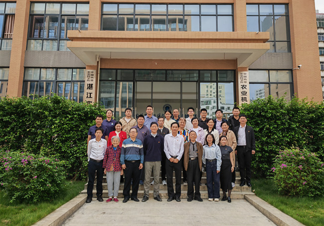 党员合影_副本.jpg 党员合影_副本.jpg